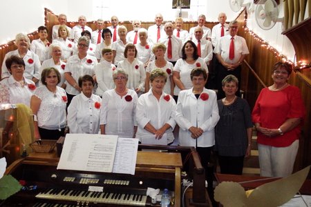 Die gewilde NG Kerkkoor, met Annelene Reinke en Aletta Lochner onderskeidelik regs voor